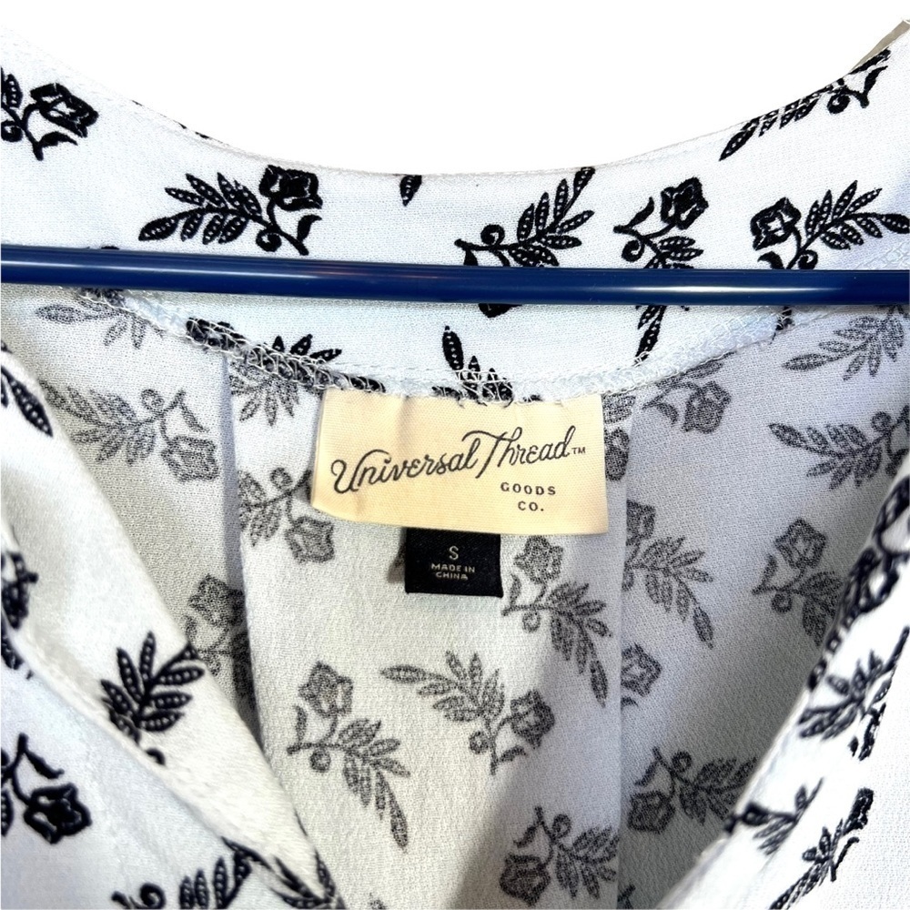 Universal Thread Light Blue Floral Sleeveless V-Neck Rayon Blouse Top Size Small - Picture 9 of 16